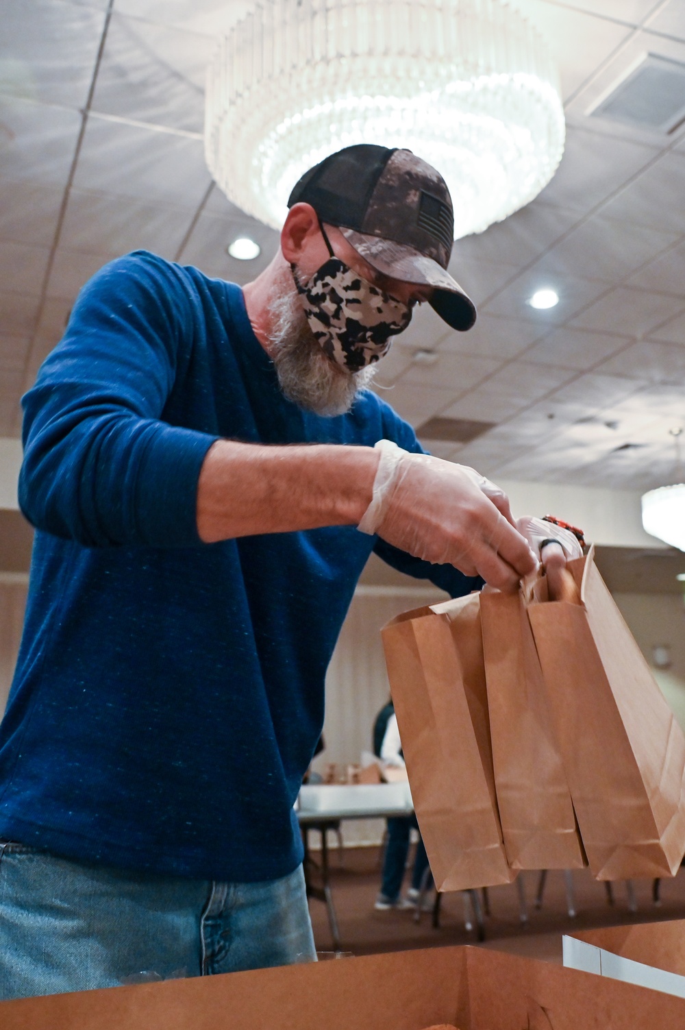 Volunteers give a taste of home to Airmen, families
