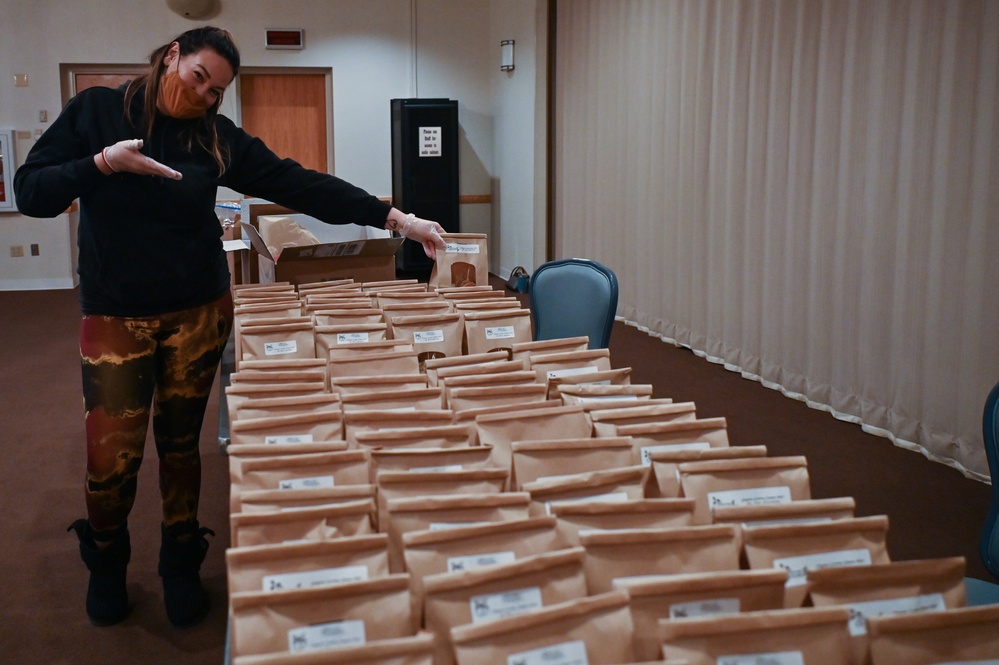 Volunteers give a taste of home to Airmen, families