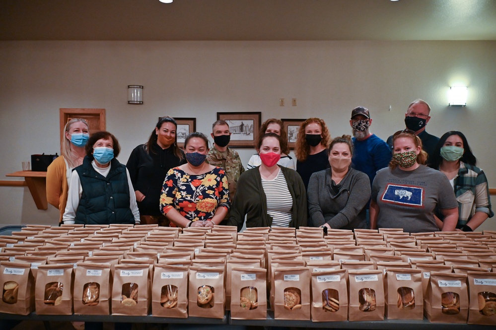 Volunteers give a taste of home to Airmen, families