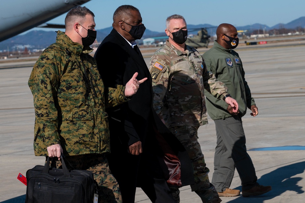 SECDEF visits Osan Air Base