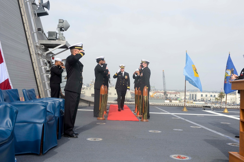 USS Oakland (LCS 24) Holds Change of Command Ceremony