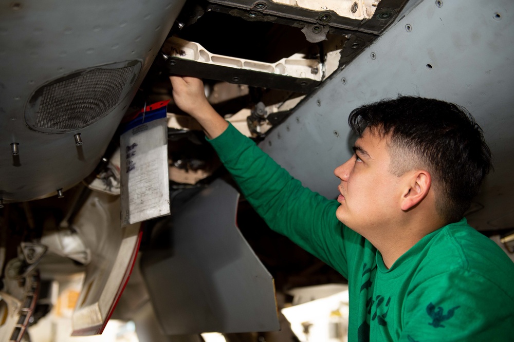 USS Carl Vinson (CVN 70) Sailors Conduct Maintenance in the Philippine Sea