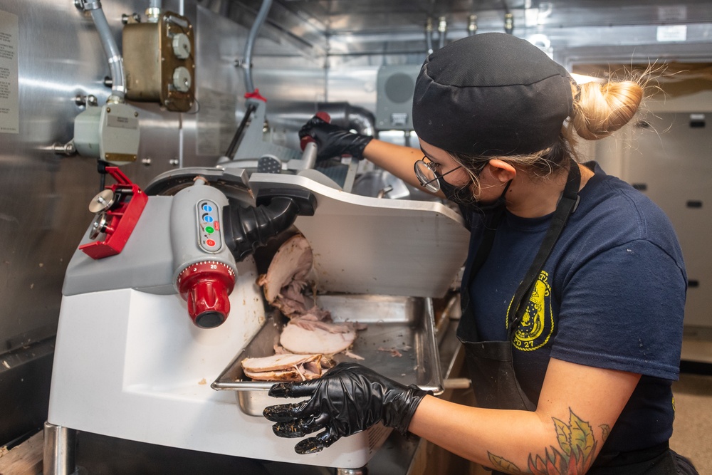 USS Portland (LPD 27) Hosts Thanksgiving Dinner