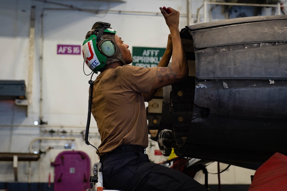 USS Carl Vinson (CVN 70) Sailors Conduct Maintenance in the Philippine Sea