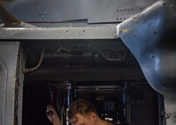 USS Carl Vinson (CVN 70) Sailors Conduct Maintenance in the Philippine Sea