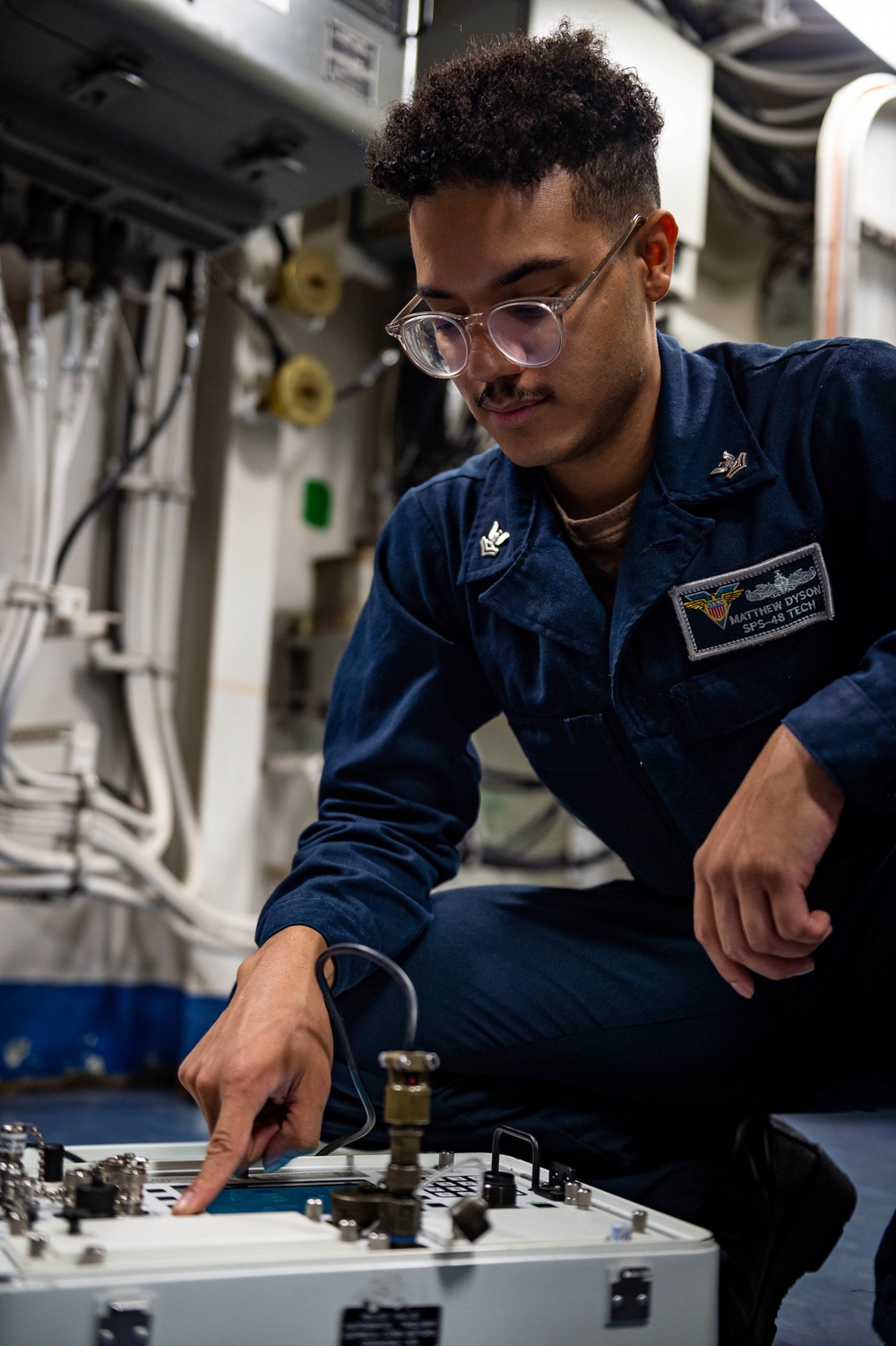 Sailors Perform Radar Maintenance Aloft Aboard USS Carl Vinson (CVN 70)