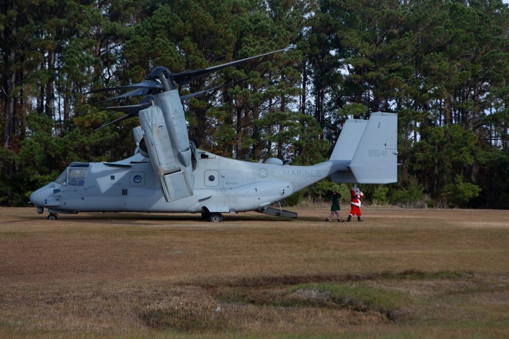 Santa arrives at Marine Corps Air Station New River