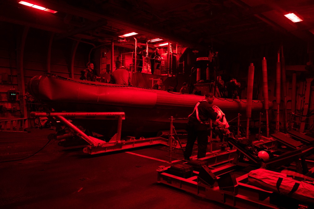 USS Sioux City Sailors and CG LEDET Prepare to Launch RHIB