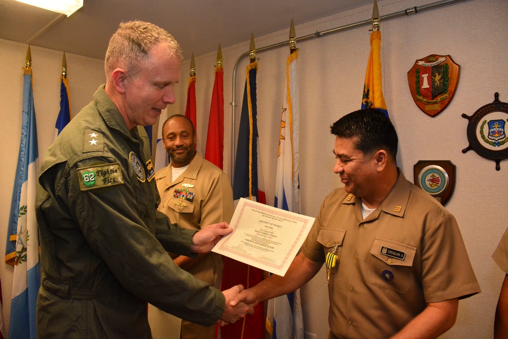 Commander of U.S. Naval Forces Southern Command/U.S. 4th Fleet Awards IANTN Medal to Member of his Staff