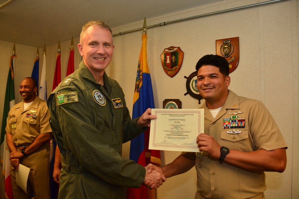 Commander of U.S. Naval Forces Southern Command/U.S. 4th Fleet Awards IANTN Medal to Member of his Staff