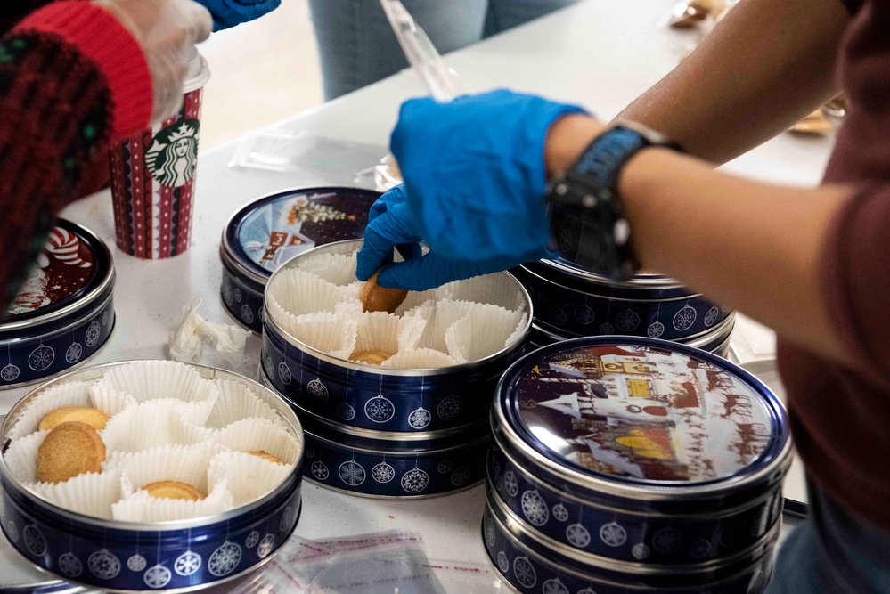 Andrews Spouses’ Club gives Airmen in dorms Mugs of Cheers