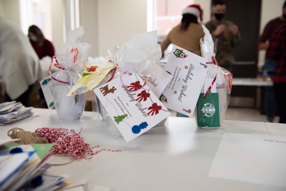 Andrews Spouses’ Club gives Airmen in dorms Mugs of Cheers