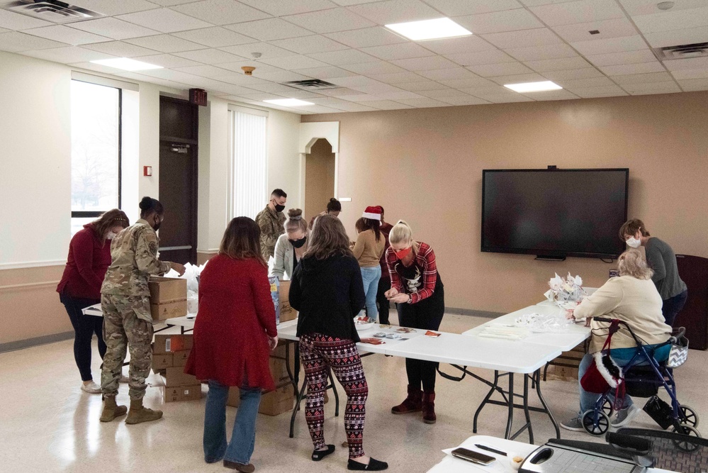 Andrews Spouses’ Club gives Airmen in dorms Mugs of Cheers