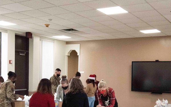 Andrews Spouses’ Club gives Airmen in dorms Mugs of Cheers