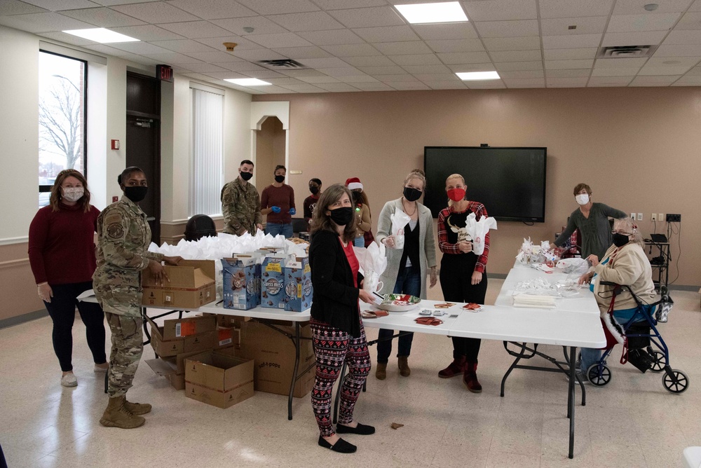 Andrews Spouses’ Club gives Airmen in dorms Mugs of Cheers