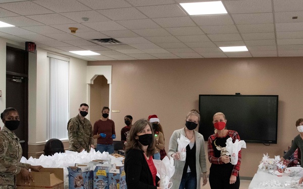 Andrews Spouses’ Club gives Airmen in dorms Mugs of Cheers