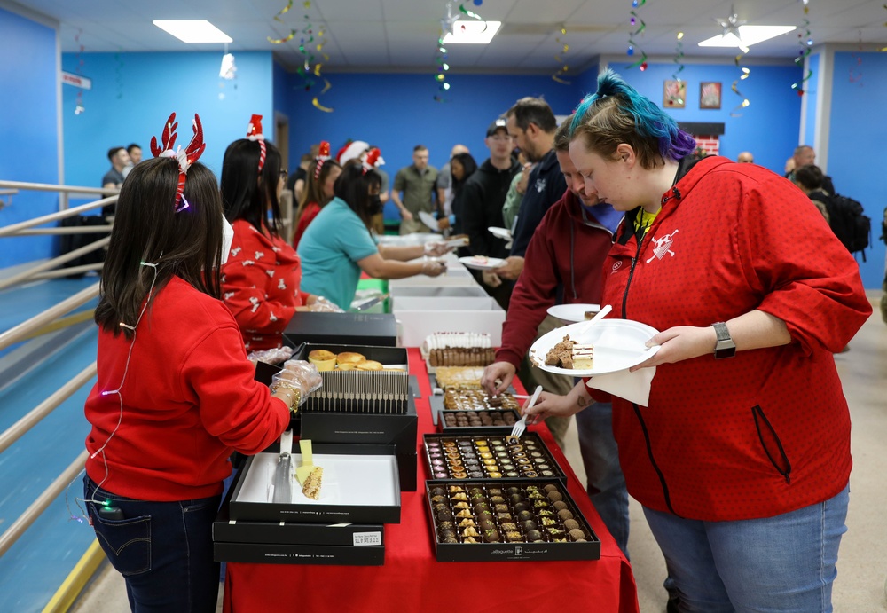 Camp Arifjan begins Christmas Season with Tree-Lighting