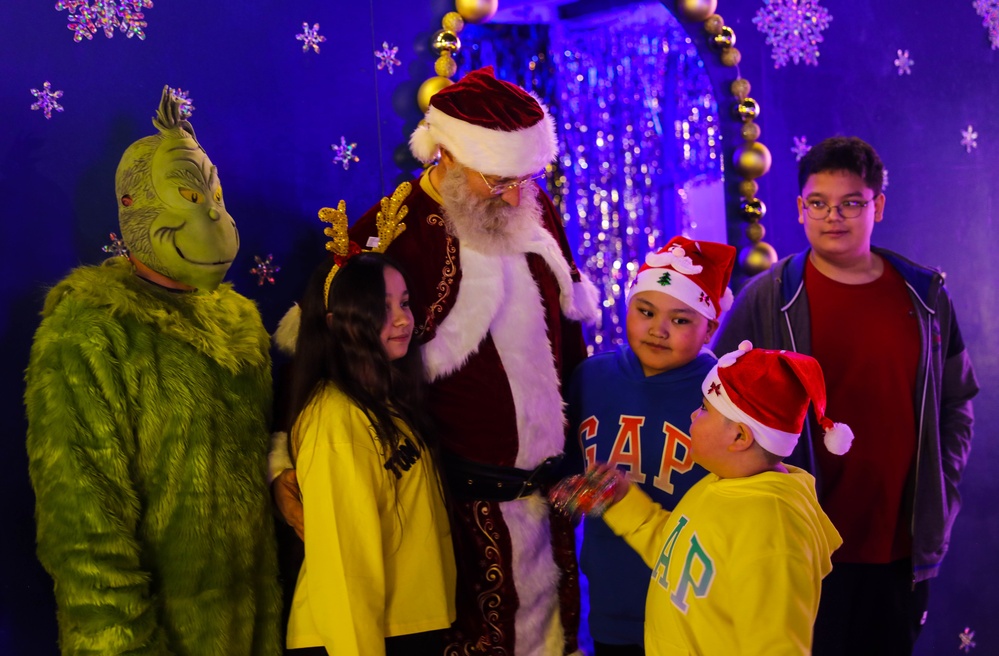 Camp Arifjan begins Christmas Season with Tree-Lighting