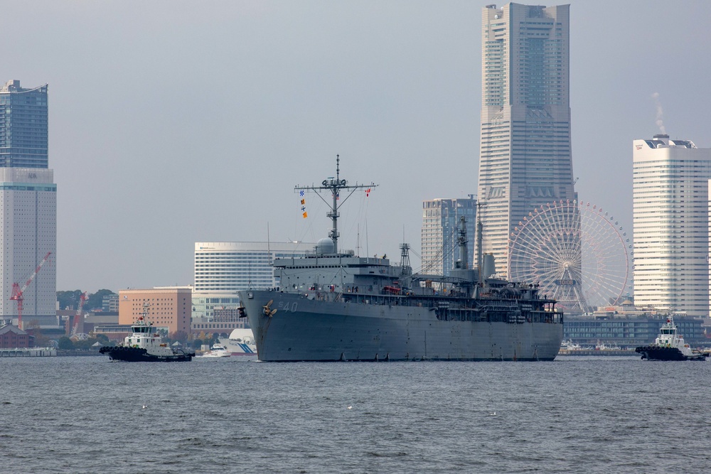 USS Frank Cable Transits the Tokyo Bay