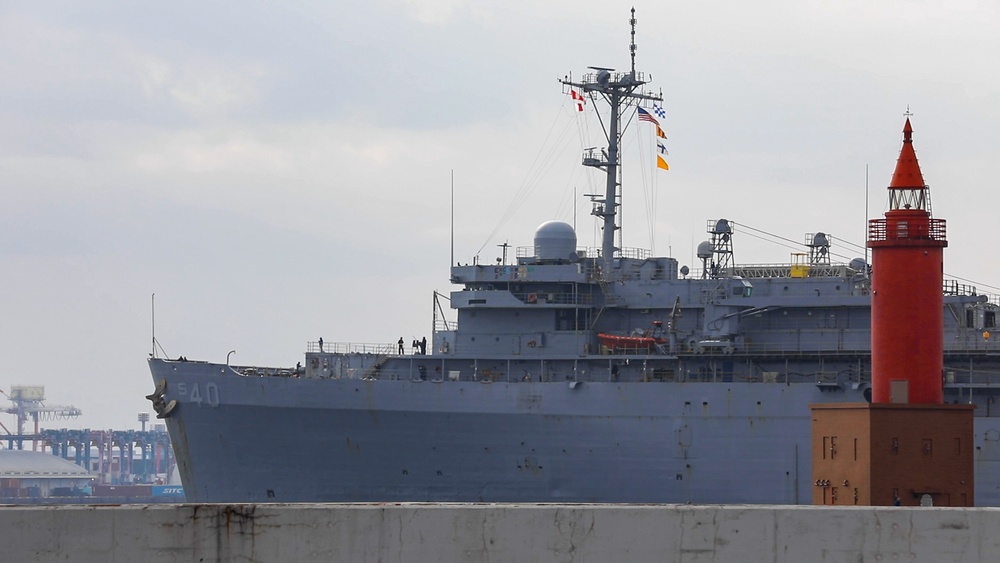 USS Frank Cable Transits the Tokyo Bay