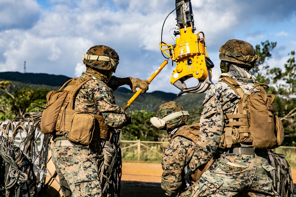 U.S. Marines with 3d LSB and VMM-265 execute external lifts at Jungle Warfare Training Center