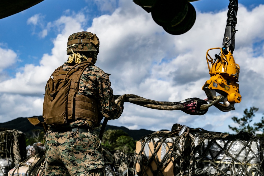 U.S. Marines with 3d LSB and VMM-265 execute external lifts at Jungle Warfare Training Center