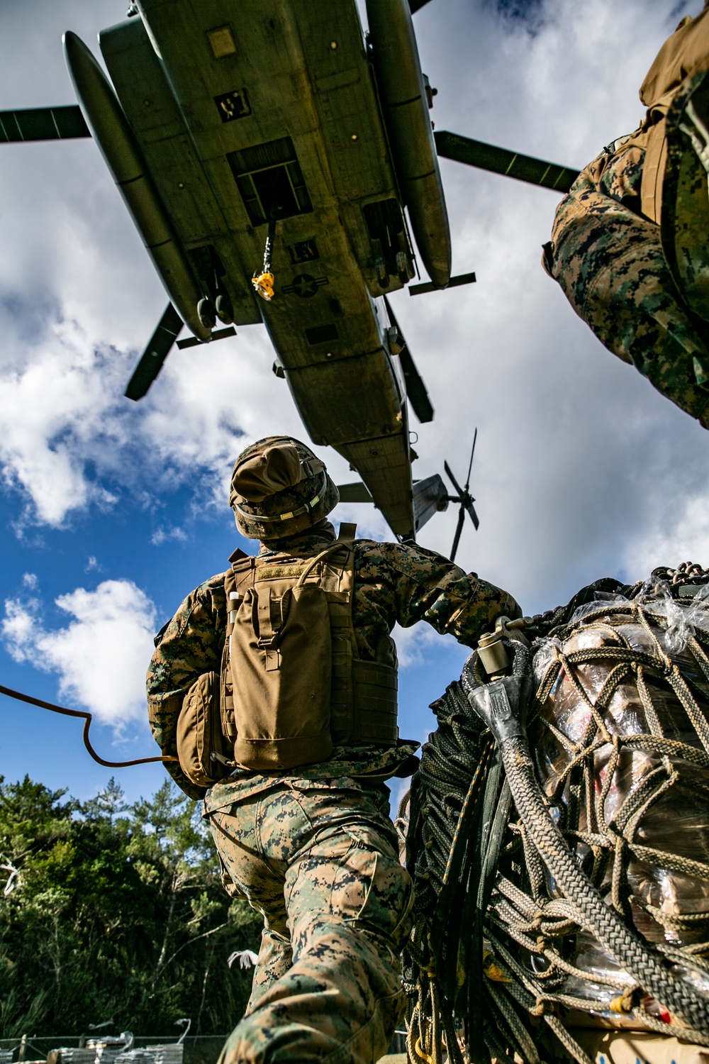 U.S. Marines with 3d LSB and VMM-265 execute external lifts at Jungle Warfare Training Center