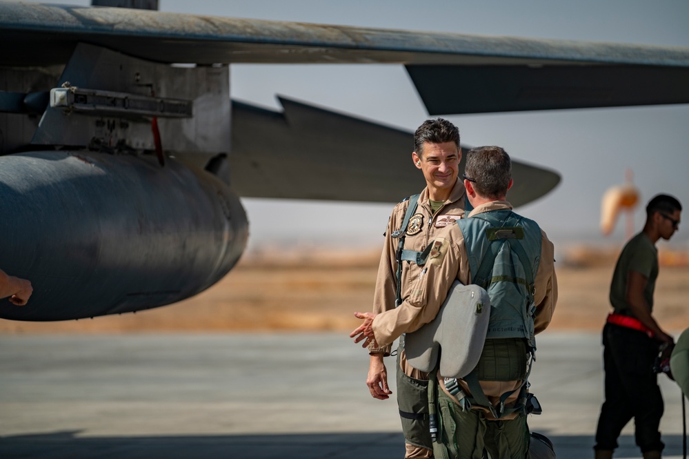 Royal Australian Air Force Commodore visits the 332nd AEW