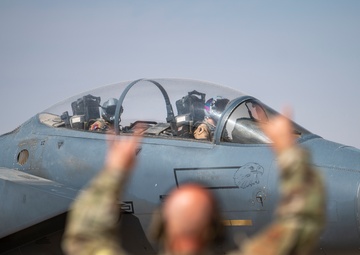 Royal Australian Air Force Commodore visits the 332nd AEW