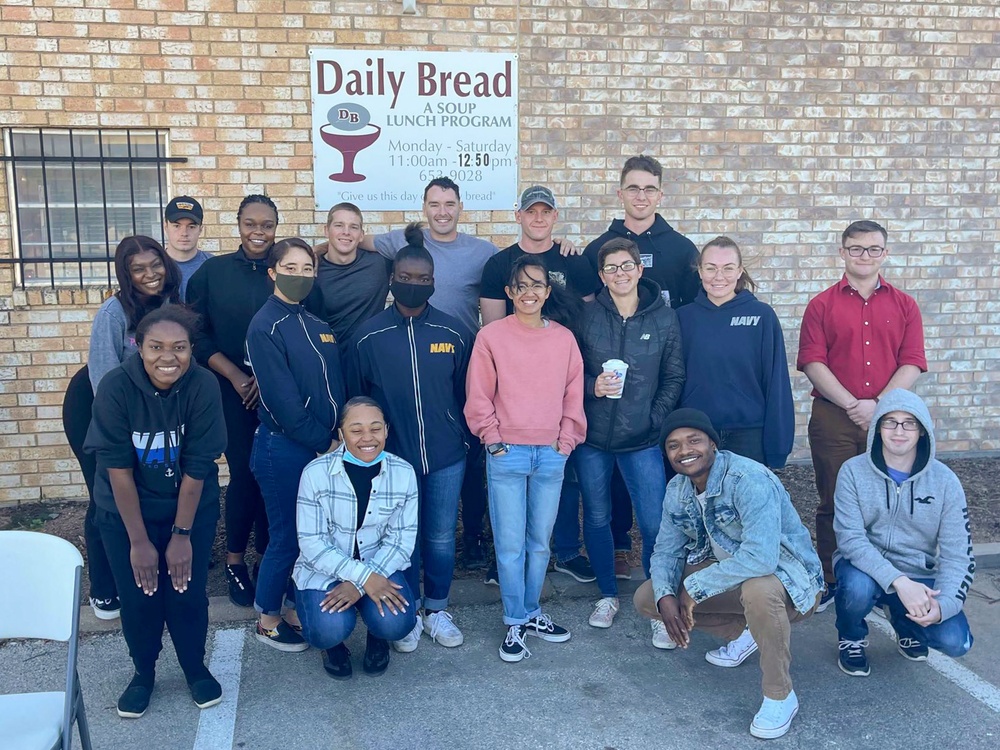 Sailors in San Angelo Give Back on Thanksgiving
