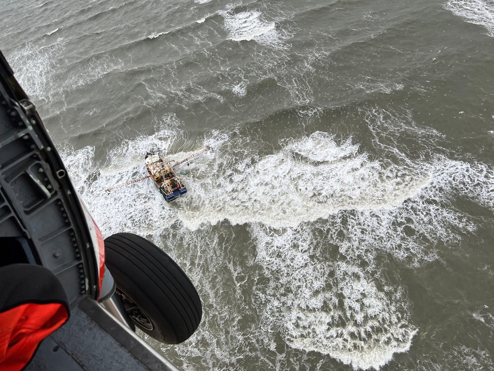 Coast Guard aircrew hoists 4 from disabled fishing vessel