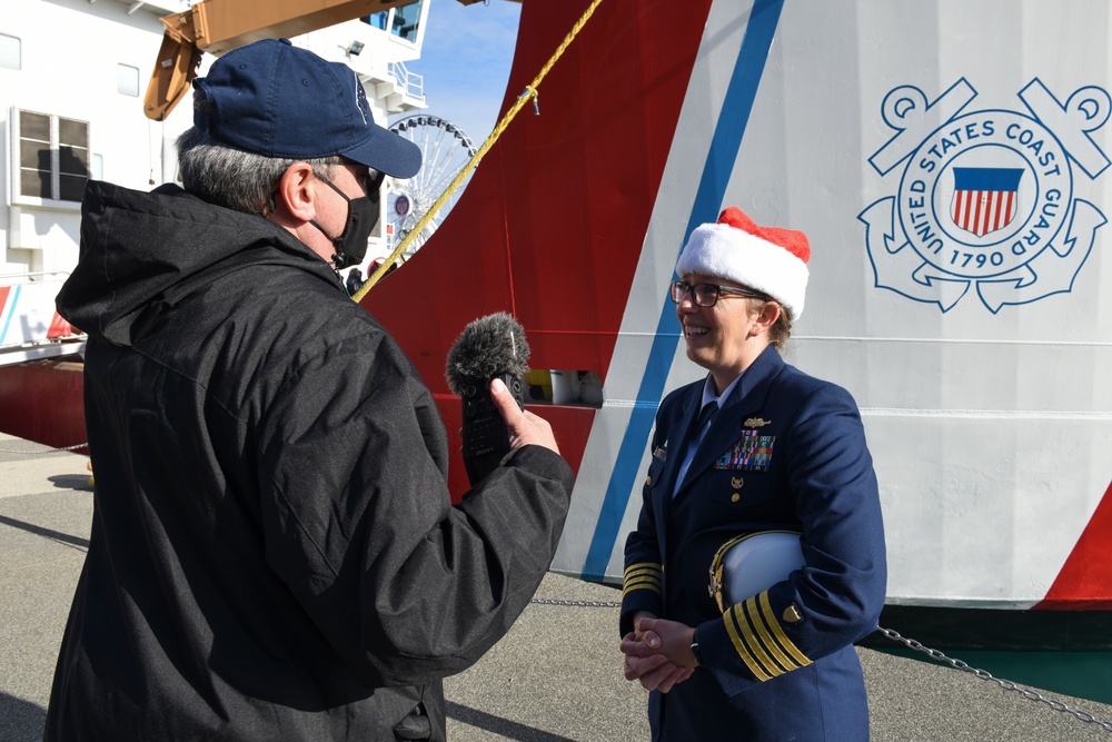 DVIDS Images USCGC Mackinaw Christmas Ship [Image 11 of 11]