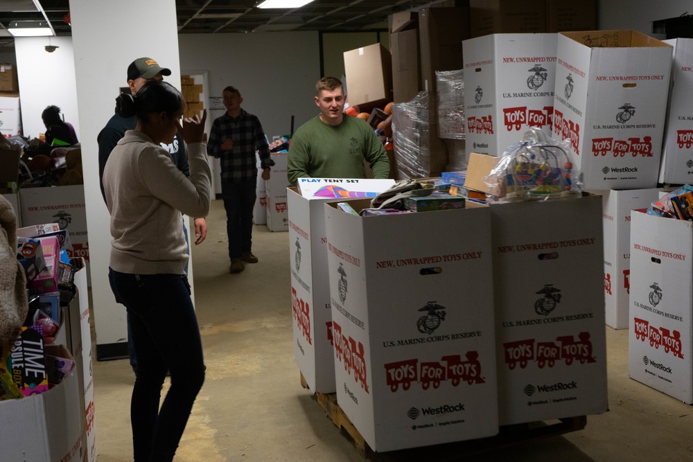 Reserve Marines bring Christmas to Pittsburgh