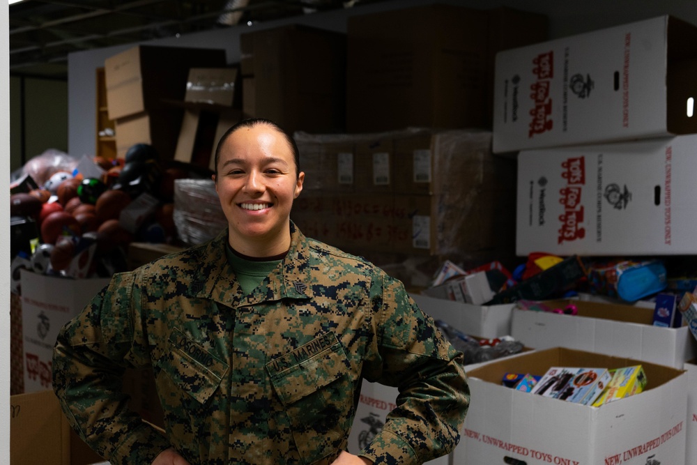 Reserve Marines bring Christmas to Pittsburgh