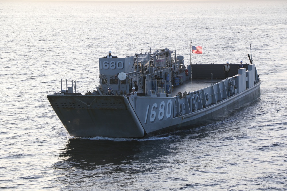 USS Harpers Ferry (LSD 49) Underway