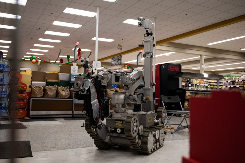 EOD trains aboard MCBH