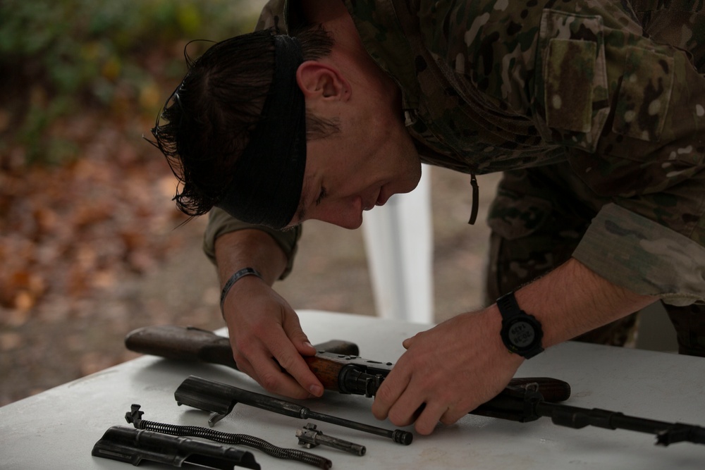 Soldiers with 1st SFG (A) compete in the Menton Team Competition