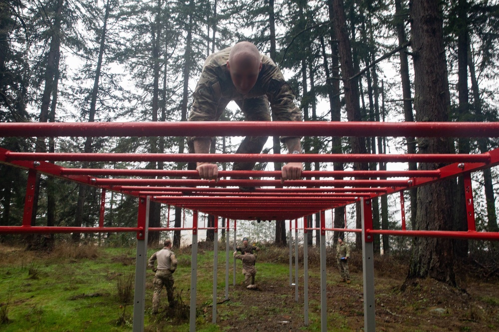 Soldiers with 1st SFG (A) compete in the Menton Team Competition