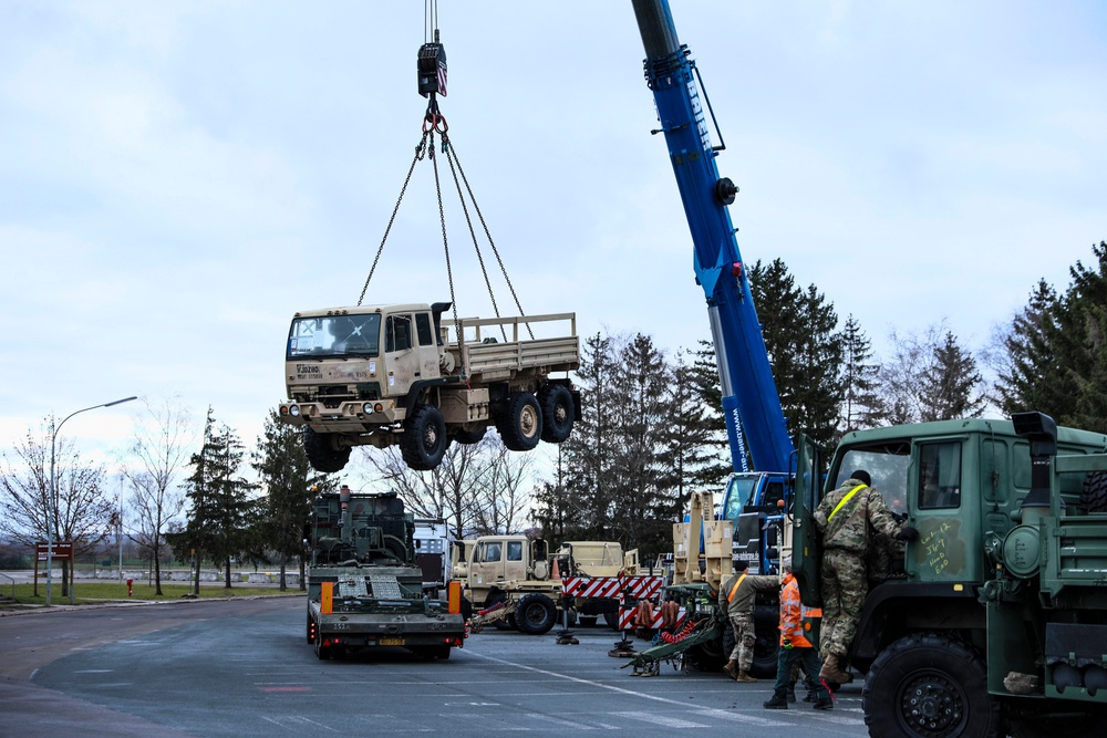 1ACB Troopers off-load vehicles