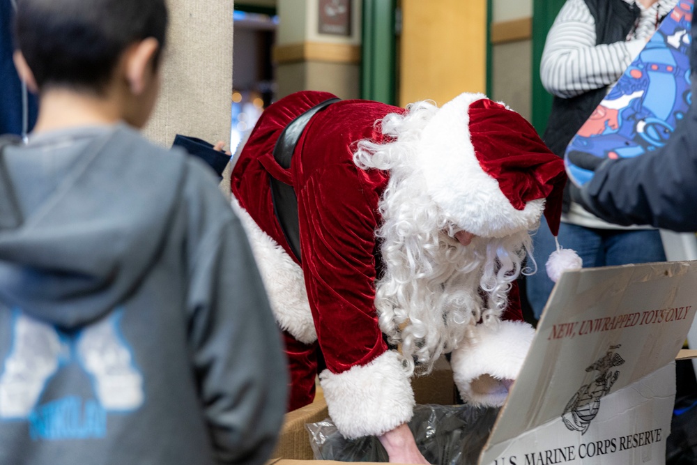 Marines deliver Toys for Tots in Alaska