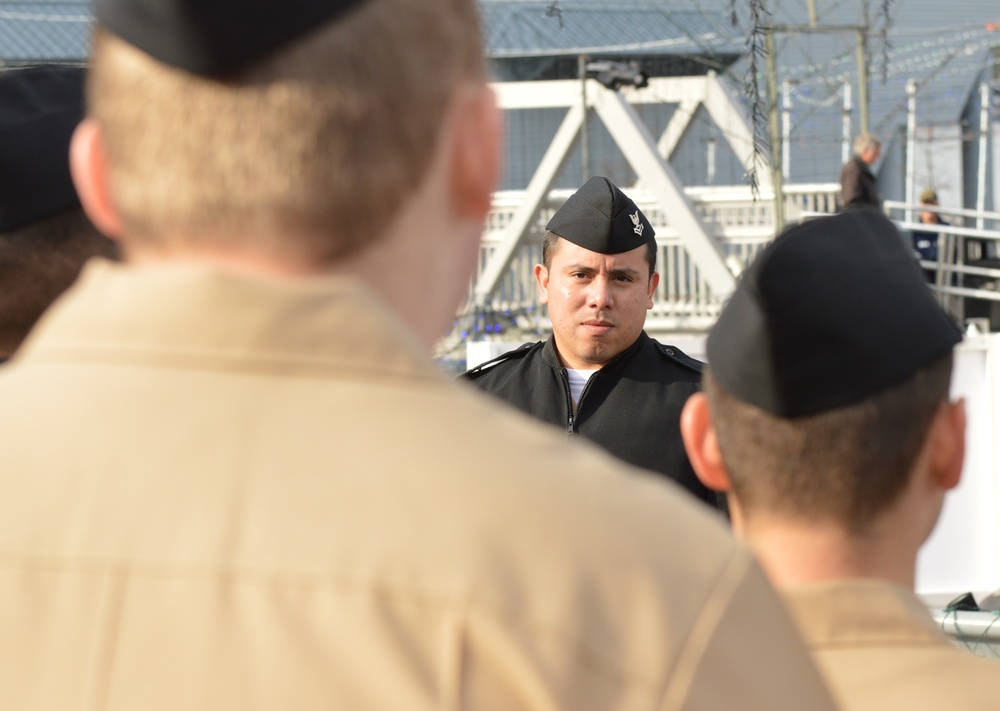 Naval Museum hosts a reenlistment ceremony