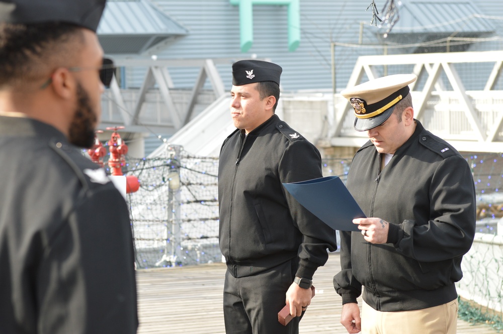 Naval Museum hosts a reenlistment ceremony