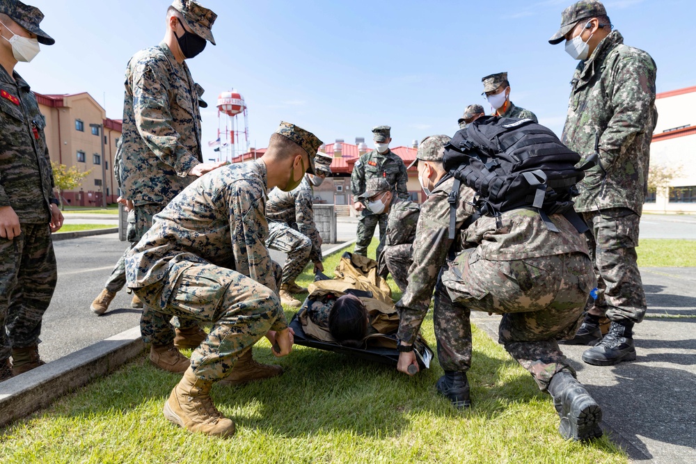 KMEP CLS Training | U.S. Marines and Republic of Korea Marines take combat livesaving class