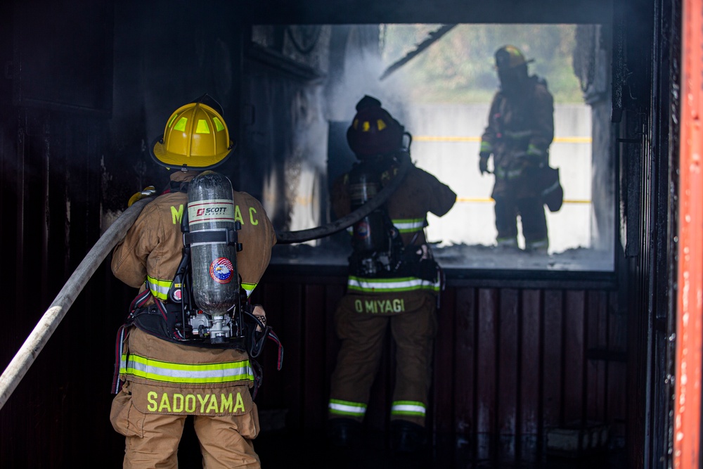 Urasoe Fire Department Rescue Team and MCIPAC F&amp;ES conduct bilateral flashover training