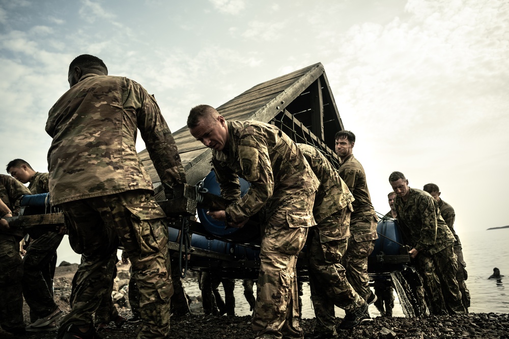 U.S. service members train in French Desert Commando Course in Africa