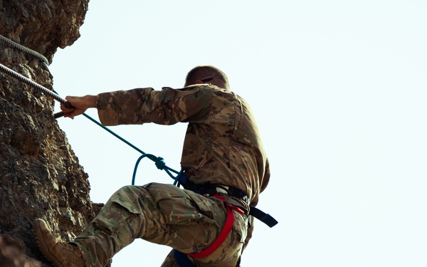 U.S. service members train in French Desert Commando Course in Africa