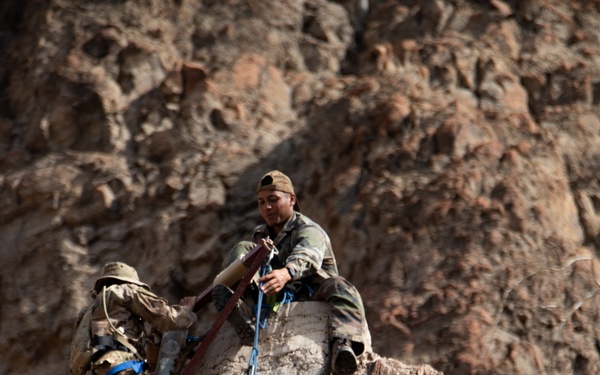 U.S. service members train in French Desert Commando Course in Africa