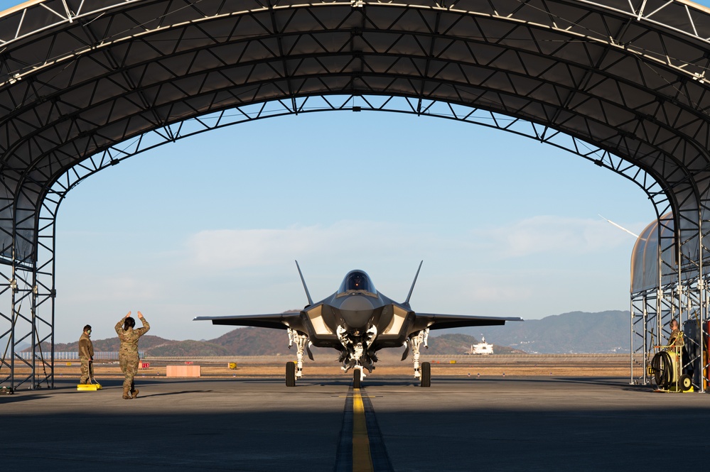 354th AEW F-35A Lightning II weapons loading during Iron Dagger