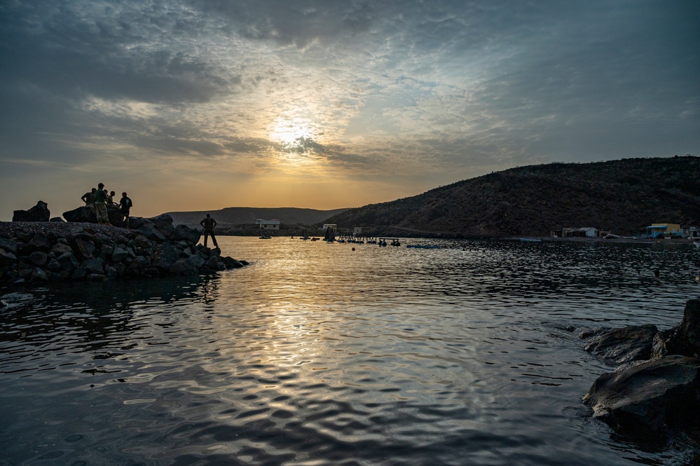 U.S. service members train in French Desert Commando Course in Africa