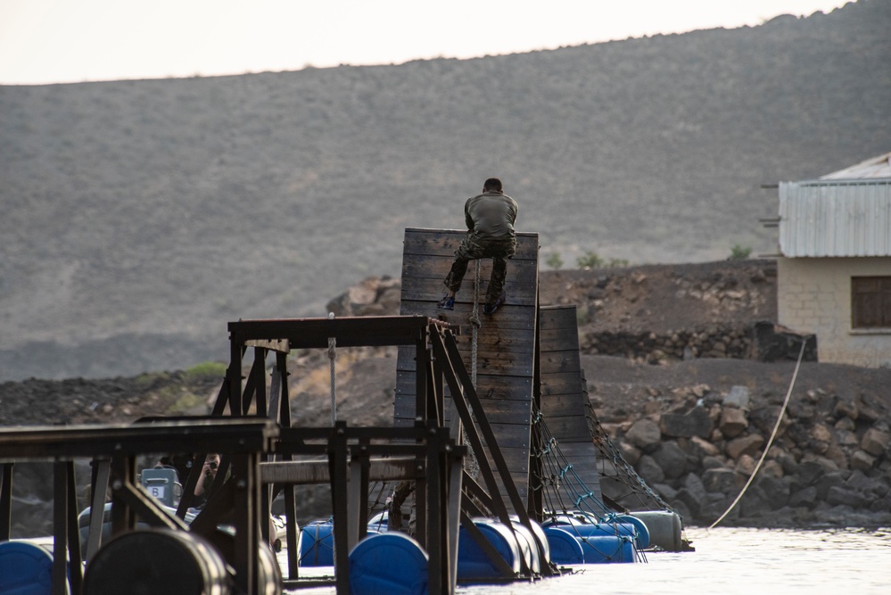 U.S. service members train in French Desert Commando Course in Africa